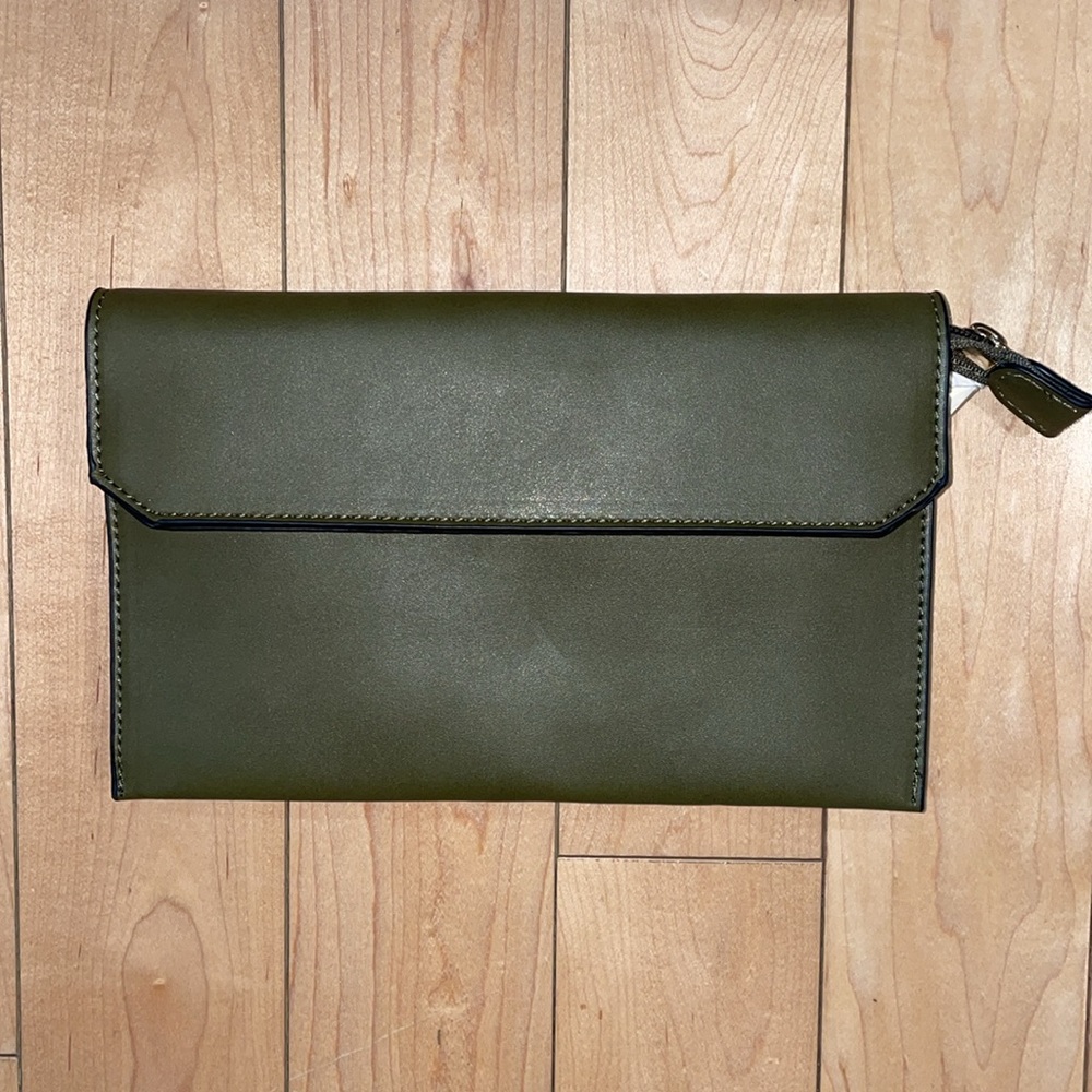 NWOT ISABELLE Olive Green Clutch Wallet